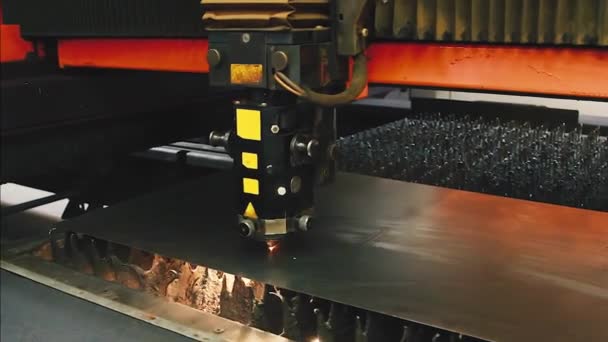 Machine Laser Fibre Découpe Plaque Métallique Avec Étincelle Concept Fabrication — Video