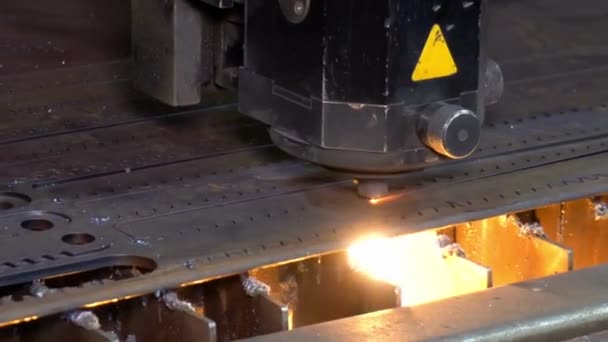 机械式闭锁激光切割自动化焊接操作与火花在工厂 金属制造厂的应用 — 图库视频影像