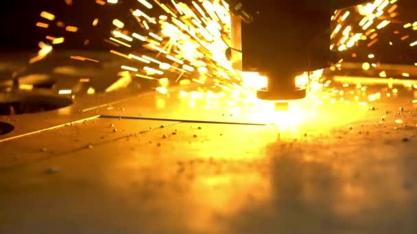金属切割 激光近距离机器工业和工厂的火花飞散 — 图库视频影像
