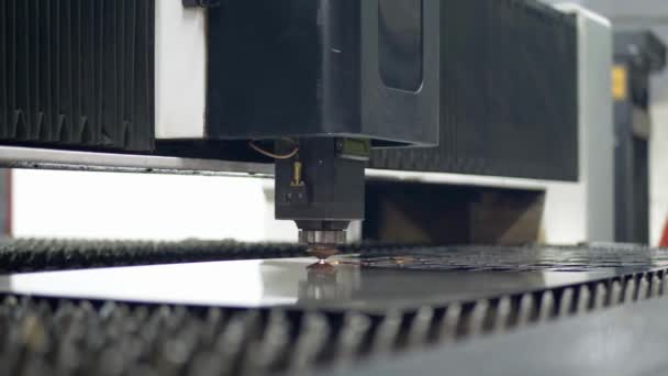 Skärning Metall Gnistor Flyger Från Laser Närbild Maskinindustrin Och Fabriken — Stockvideo