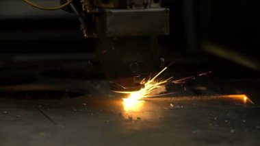 CNC gazını kapatın metal levhaları kıvılcımlarla kesin çelik konsepti modern endüstriyel teknoloji