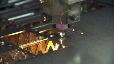 CNC gazını kapatın metal levhaları kıvılcımlarla kesin çelik konsepti modern endüstriyel teknoloji