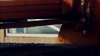 Endüstriyel lazer kesim makinesi. Metali kıvılcım saçan hafif sanayi inşaatı ile keserken.