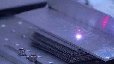Endüstriyel lazer kesim makinesi. Metali kıvılcım saçan hafif sanayi inşaatı ile keserken.