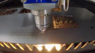 CNC gazını kapatın metal levhaları kıvılcımlarla kesin çelik konsepti modern endüstriyel teknoloji