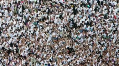 Binlerce İslam hacısı Mekke 'deki Kabe' nin etrafında toplandı. Kabe 'yi dolaşın.