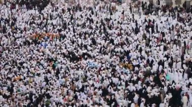 Makkah Kabe Hac. Müslümanlar Kutsal Arabistan Camii 'nde birlikte namaz kılıyorlar.