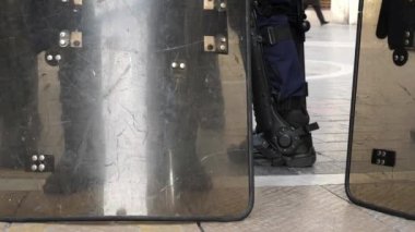 Gösteri ve protesto, çevik kuvvet polis barikatı tam teçhizatlı 4K HD ile kapatıldı