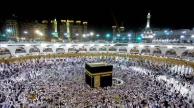 Makkah Kabe Müslümanları, Mekke 'deki Kutsal Cami' de milyonlarca insan dua ediyor.