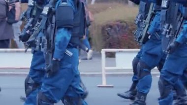 Yakından ateş edin. Polis memurunun dikkat odağı sokak ortasında gösteri yapan insanlar arasında.