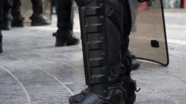 Çevik kuvvet ekibi. Zırhlı özel polis kuvvetleri müdahalesi. Taktik silahlı polis protesto ediyor..