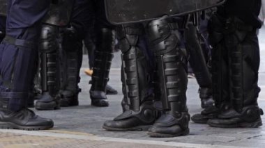 Çevik kuvvet ekibi. Zırhlı özel polis kuvvetleri müdahalesi. Taktik silahlı polis protesto ediyor..