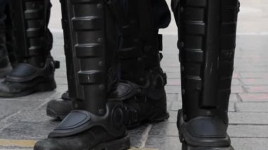 Çevik kuvvet ekibi. Zırhlı özel polis kuvvetleri müdahalesi. Taktik silahlı polis protesto ediyor..