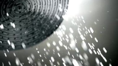 Duş başlığından akan su, banyo konseptini düşürür. Günlük temizlik rahatlığı.