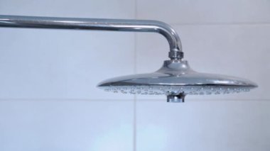 Modern duş başlığını su sıçratarak kapat. Banyo temizliği yapıyorum..