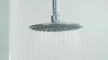 Modern duş başlığını su sıçratarak kapat. Banyo temizliği yapıyorum..