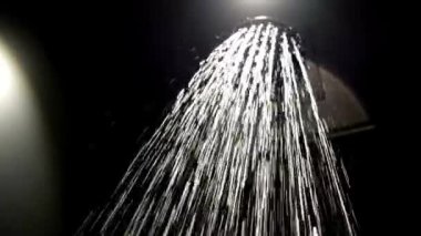 Duş başlığını kapat, su açılır. Yüzeyin yüzeysel derinliği karanlık ve tahıl işlendi