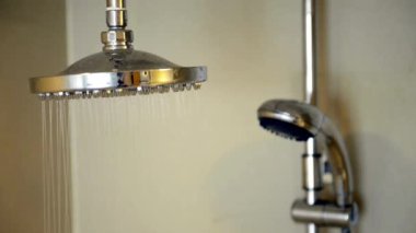 Duş başlığı spreyleme. Banyo banyosu temizliği yakın çekim ve yavaş çekim
