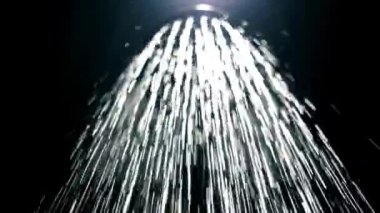 Duş başlığı spreyleme. Banyo banyosu temizliği yakın çekim ve yavaş çekim