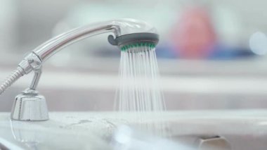 Yağmur duşundan düşen su damlaları hijyen spreyi kimse için tazelik konsepti değildir.