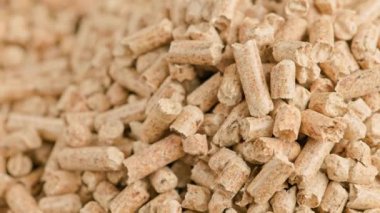 Sıkıştırılmış ahşap talaş tanecikleri organik yakıtları yığar. Doğal kedi kumu doldurucu.