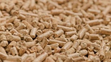 Sıkıştırılmış ahşap talaş tanecikleri organik yakıtları yığar. Doğal kedi kumu doldurucu.