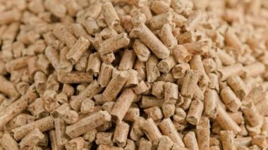 Çevre dostu yenilenebilir organik biyoyakıt ısısı olarak kullanmak üzere sıkıştırılmış ahşap topaklar yığını kapat