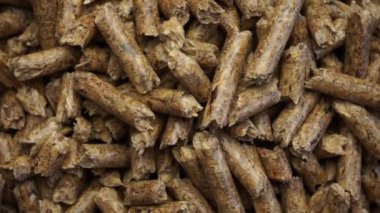 Çevre dostu yenilenebilir organik biyoyakıt ısısı olarak kullanmak üzere sıkıştırılmış ahşap topaklar yığını kapat