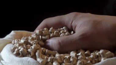 Ocaklar için tahtalar ya da biyoyakıtlar. Ekoloji kavramı, çevresel etki Tahta talaş topakları