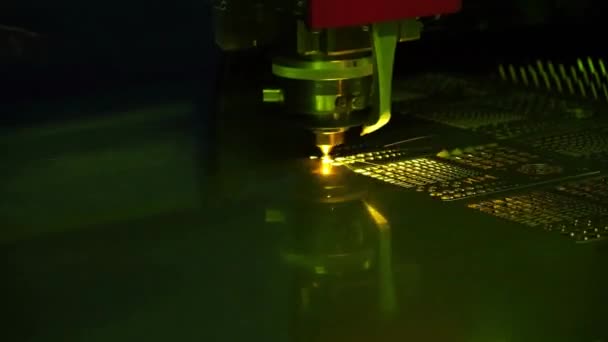 Zbliżenie Iskry Automatycznej Plazmie Maszyna Cięcia Laserowego Maszyną Obróbki Elementów — Wideo stockowe