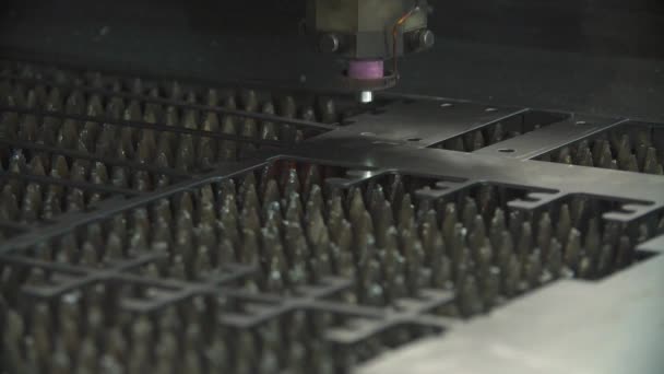 Laserskärning Metall Modern Industriteknik Närbild Laserstråle Nedskärningar Tillverkning Industriell Teknik — Stockvideo