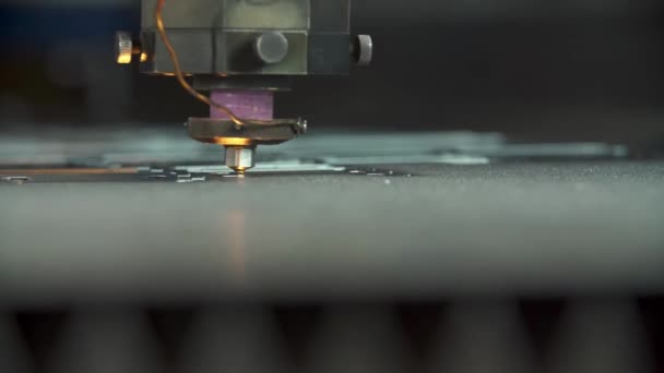 Closeup Robotic Laser Cut Automated Weld Werking Met Vonken Fabriek — Stockvideo