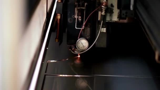 Máquina Corte Laser Industrial Enquanto Corta Chapa Metálica Com Faísca — Vídeo de Stock