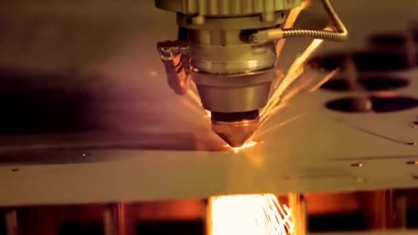 激光切割金属 现代工业技术 特写激光束切割制造 工业技术 生产工艺 — 图库视频影像