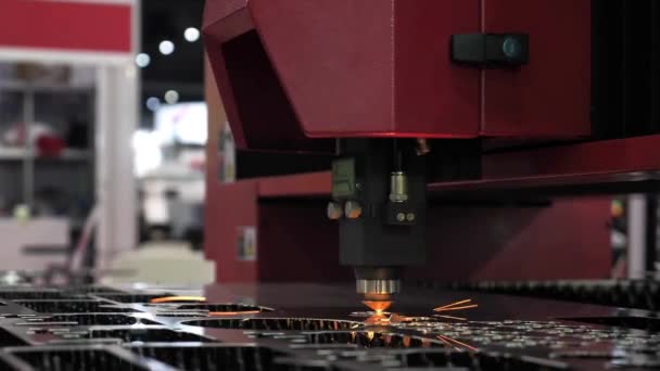 机械式闭锁激光切割自动化焊接操作与火花在工厂 金属制造厂的应用 — 图库视频影像