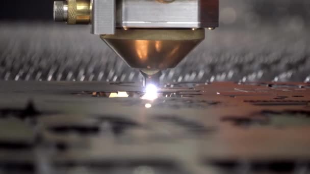 金属切割 火花从激光数控切割金属与光的火花 技术现代工业 — 图库视频影像