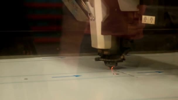 Lasersnijden Van Metalen Plaat Met Vonken Making Industrial Details Computer — Stockvideo