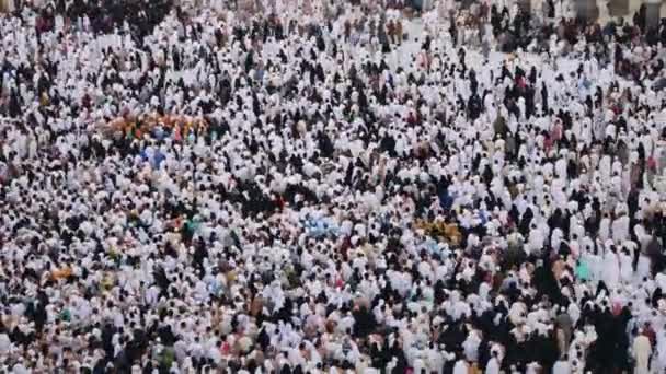 マッカ カアバ ハッジ 聖なるモスクで一緒に祈る群衆イスラム教ラマダーン — ストック動画