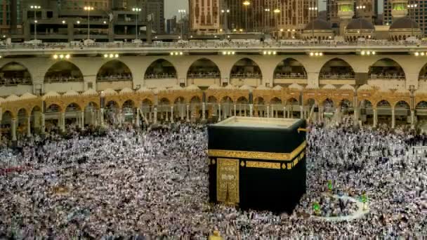Мусульманські Паломники Моляться Святій Мечеті Роблячи Таваф Люди Ходять Фасаді — стокове відео