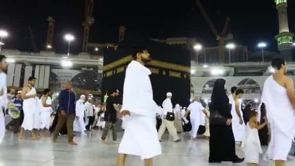 Musulmanes Peregrinación Rezando Mezquita Santa Haciendo Tawaf Gente Caminando Fachada — Vídeos de Stock
