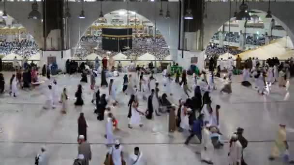 Мусульманські Паломники Моляться Святій Мечеті Роблячи Таваф Люди Ходять Фасаді — стокове відео