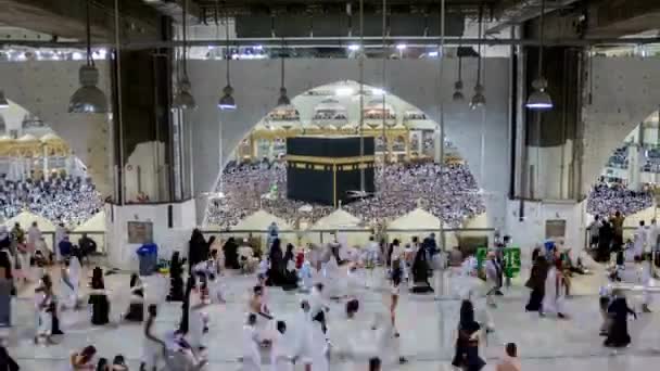 Milhares Peregrinos Islâmicos Surgem Redor Kaaba Meca Orando Circunambular Kaaba — Vídeo de Stock