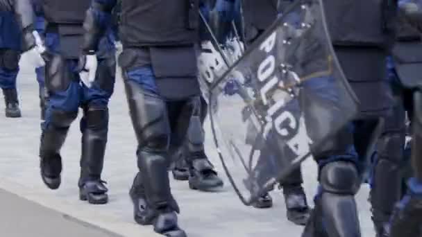 防暴警察队伍在抗议期间冲锋和步行穿过抗议者 低射腿4K — 图库视频影像