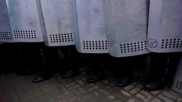 Soldados Policía Con Escudos Antidisturbios Gobierno Vigilado Durante Protestas Huelgas — Vídeos de Stock