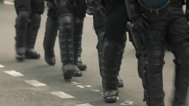 防暴警察在路上行走 游行期间的街道抗议革命房屋署 — 图库视频影像