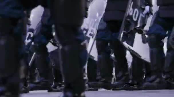 Αστυνομία Ταραχών Περπατά Στο Δρόμο Ομάδα Δρόμους Κατά Διάρκεια Διαδήλωσης — Αρχείο Βίντεο