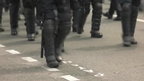 Oproerpolitie Opladen Lopen Mars Door Demonstrant Tijdens Protest Laag Schieten — Stockvideo