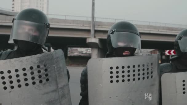 Bewaffnete Polizei Bereitschaftspolizist Mit Schild Und Schlagstock Unterdrückt Proteste — Stockvideo