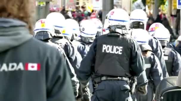 Αστυνομικοί Ασπίδες Εξέγερσης Φυλασσόμενη Κυβέρνηση Κατά Διάρκεια Διαδηλώσεων Χτυπά Μέρα — Αρχείο Βίντεο