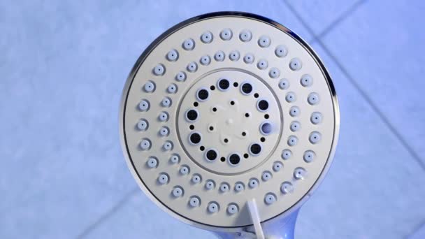 Silber Verchromter Duschkopf Der Wasser Spritzt Badezimmer Hautnah Aus Dem — Stockvideo